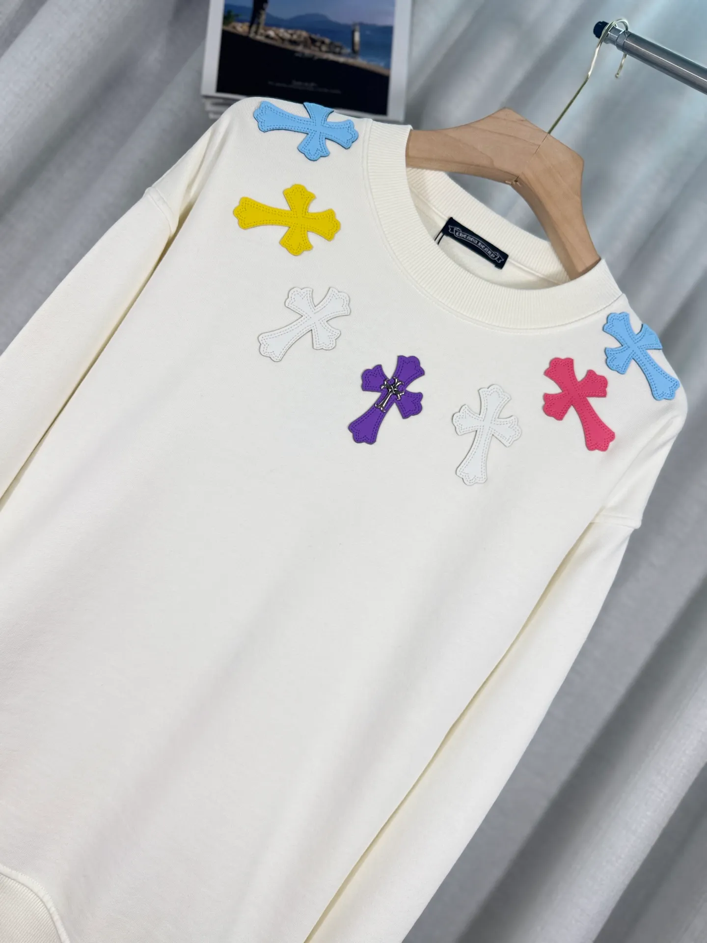 P260 top version, real shot without P, ​​different from market currency) 𝗖𝗵𝗿𝗼𝗺𝗲 𝗛𝗲𝗮𝗿𝘁𝘀/Cro Heart 2025 washed patch embroidery autumn and winter new original single counter American laser burnt 3D three-dimensional color embroidered couple casual sweatshirt 👑The highest version! Customized fabric 420g tripe terry fabric! American acid-washed and distressed original fabric laser burnt ✟appliqué embroidery and exquisite embroidery of letters! The best-selling model in the counter, very comfortable to wear. Accessories: original molded and authenticated collar label➕100% silk wash label. Genuine purchase-grade original hangtag➕matching hanging rope➕3D hanging beads➕original packaging bag. Craftsmanship: The original version has consistent wiring! The highest version of the armhole matching technique! Color: White Black Size: S M L XL Style No.: 9313